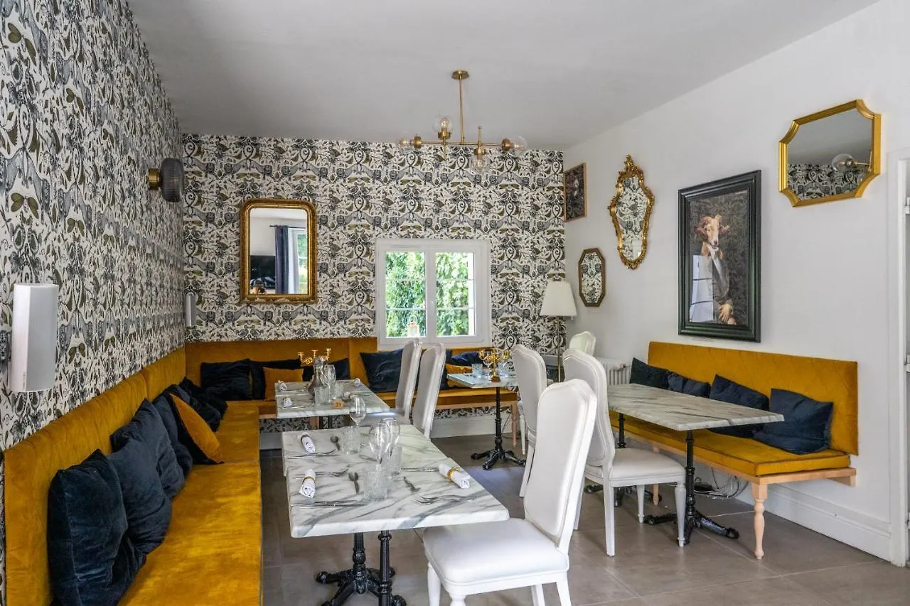 Гостевой дом Chateau Des Ayes - Chambres & Suites Saint-Etienne-de-Saint-Geoirs