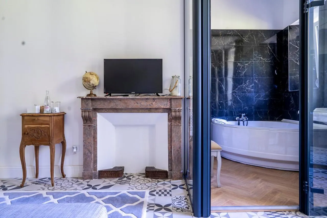 Chateau Des Ayes - Chambres & Suites Saint-Etienne-de-Saint-Geoirs 3*,